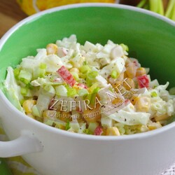 Легкий крабовый салат с пекинской капустой и кукурузой