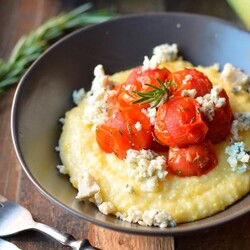 Полента с сыром и помидорами