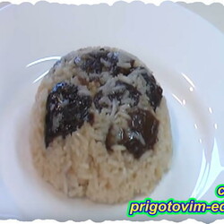 Рисовая каша с черносливом