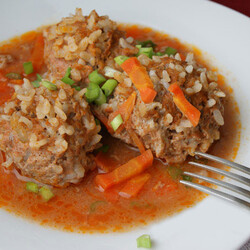 Ежики из фарша с рисом с подливкой на сковороде