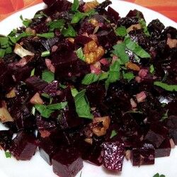 Постный салат: чернослив грецкий орех свекла