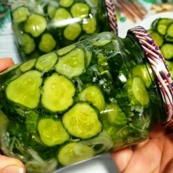 Огурцы сырые без варки: 30 банок не хватает на зиму. Хрустящий салат из свежих огурцов