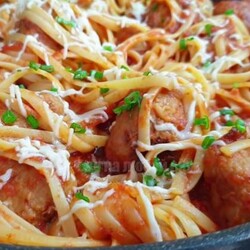 Вермишель с фрикадельками в томатном соусе