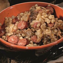 Перловка с копчеными колбасками и грибами, пошаговый рецепт с фото