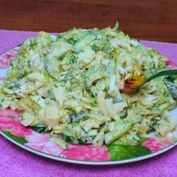 Салат из молодой капусты, огурцов и яйцом