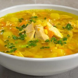 Простой в приготовлении: гороховый суп с курочкой