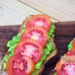 Тосты с авокадо и помидором - Веганский рецепт