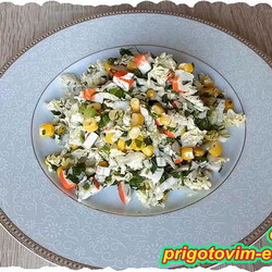 Салат с крабовыми палочками, кукурузой и пекинской капустой. Видео рецепт