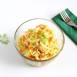 Салат из молодой капусты с морковью, как в столовой: рецепт с фото пошагово | Меню недели