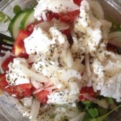 Овощной салат с фетой, руколой и заправкой на лимонном соке, пошаговый рецепт с фото