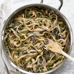 Паста Феттучини с шампиньонами в сливочном соусе - - рецепт, как приготовить, пошаговая инструкция с фотографиями