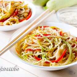 Лапша с красным перцем, цуккини и морковью: простой рецепт летнего блюда