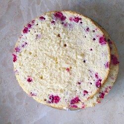 Бисквит на горячем молоке с ягодами