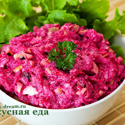 Салат из свеклы с черносливом и грецкими орехами