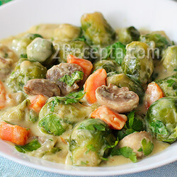 Брюссельская капуста с грибами, тушеная на сковороде