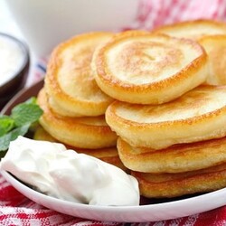 Секреты пышных оладий на кефире с содой