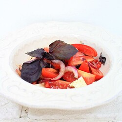 САЛАТ ИЗ ПОМИДОРОВ И КРАСНОГО ЛУКА