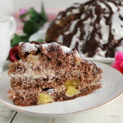 Бисквитный шоколадный торт со сметанным кремом и ананасами