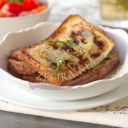 Гренки с яйцом и сыром на сковороде