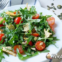 Салат с рукколой и помидорами черри