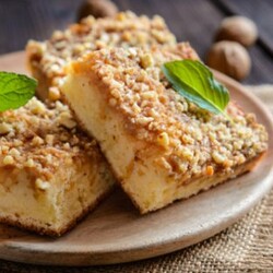 Кекс с настъргани ябълки, канела и орехи