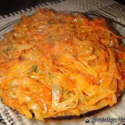 Тушеная капуста с морковью и помидорами