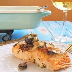 Лосось, запечённый в сливочном соусе с грибами