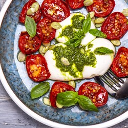 Запечённые черри с моцареллой