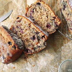 Рецепт пряного кекса с бананом и черникой