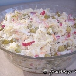 Салат из квашеной капусты с редисом и огурцами