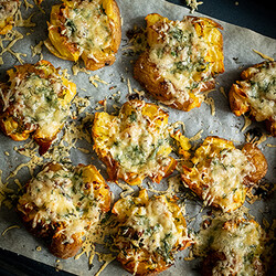 Мятый картофель с сыром, чесноком и зеленью | Простые кулинарные рецепты с фотографиями