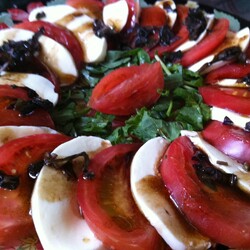 Рецепт: Салат Капрезе из томатов и моцареллы | Первый Вегетарианский