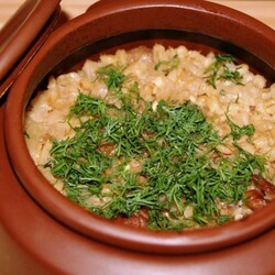 Рис с курицей в горшочках