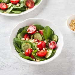Салат со шпинатом, помидорами и огурцами: рецепт | Меню недели