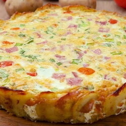 Запеканка с колбасой: в духовке, на сковороде и мультиварке, с сыром, яйцами, помидорами, капустой, кабачками, а также из макарон, пошаговые рецепты и фото