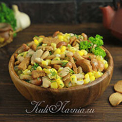 Постный салат с фасолью и грибами и консервированной кукурузой
