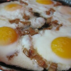 Глазунья на домашнем сале