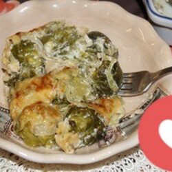 Брюссельская капуста, запеченная под сырной корочкой