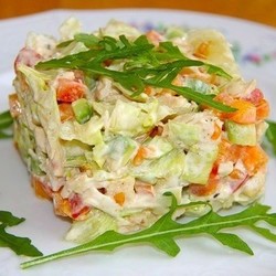 Салатик с курицей, авокадо, помидорами и перцем