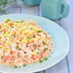 Салат овощной с крабовыми палочками