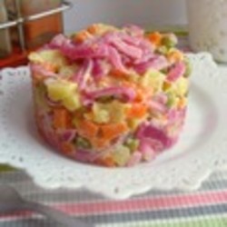 Овощной салат с красным луком