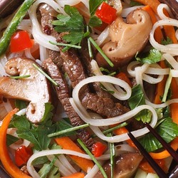 Широкая рисовая лапша Фо-Хо с грибами и телятиной