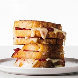 Гренки с сыром Бри и клюквой - пошаговый рецепт