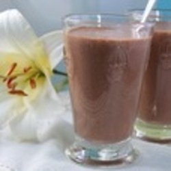 Смузи из гречневых хлопьев, фиников и шоколада