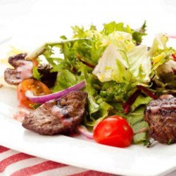 Вкусно, сытно и недорого – салат с куриной печенью и грибами