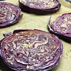 Нарезаешь кочан шайбами — и на противень. Результат отнимает дар речи!