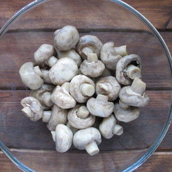 Грибной салат с солеными огурцами и яйцами