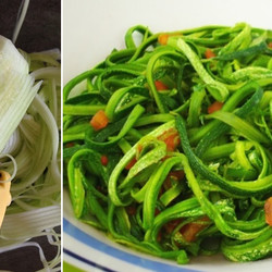 Диетическая «вермишель» из кабачков за 3 минуты. Специальной овощечистки у меня нет, кабачки натираю на терке для корейской моркови.