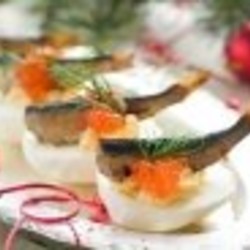Фаршированные яйца со шпротами и красной икрой - пошаговый рецепт с фото на Повар.ру