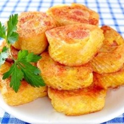 Сосиски с картофельным пюре в вафлях.